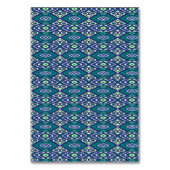 Ein symmetrisches Muster blauer Motive auf einem T Tischnummer (Vorderseite)