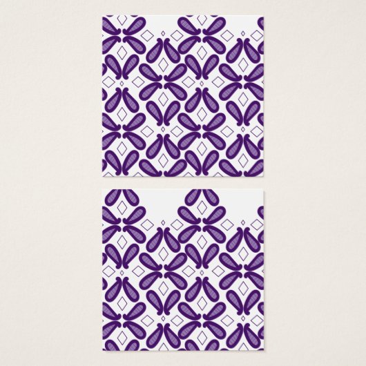 Ein symmetrisches Muster mit weißem und lila m (Vorne & Hinten)