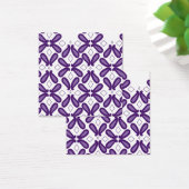 Ein symmetrisches Muster mit weißem und lila m (Schreibtisch)