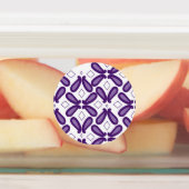 Ein symmetrisches Muster mit weißem und lila m Etiketten (Befestigt)