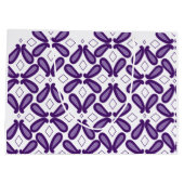 Ein symmetrisches Muster mit weißem und lila m Große Geschenktüte (Rückseite)