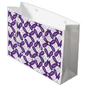 Ein symmetrisches Muster mit weißem und lila m Große Geschenktüte (Vorderseite Schrägansicht)