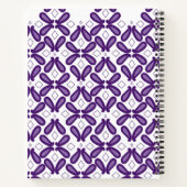 Ein symmetrisches Muster mit weißem und lila m Notizblock (Rückseite)
