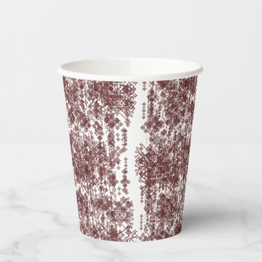 Ein symmetrisches weißes Packpapier mit einem Retp Pappbecher (Links)