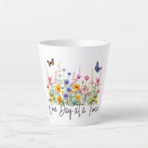 Ein Tag nach dem anderen Wildblumen für inspiriere Milchtasse