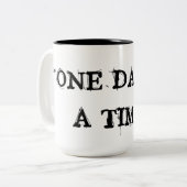 "ein Tag nach dem anderen" Zweifarbige Tasse (Vorderseite Links)
