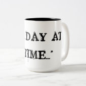 "ein Tag nach dem anderen" Zweifarbige Tasse (VorderseiteRechts)