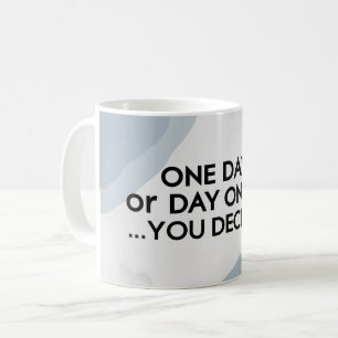 Ein Tag oder Tag Eins. Du entscheidest 3 Kaffeetasse