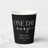 Ein Tag weg Minimal Hochzeit Probe Abendessen Pappbecher (Rückseite)