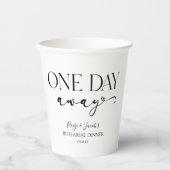 Ein Tag weg Minimal Hochzeit Probe Abendessen Pappbecher (Vorderseite)