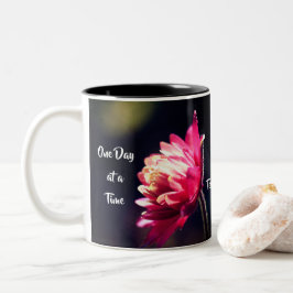 Ein Tag zu einem bestimmten Zeitpunkt Blume Person Zweifarbige Tasse