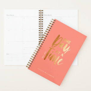 Ein Tag zu einer Zeit   Gold & Coral Inspirational Planer