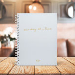 Ein Tag zu einer Zeit | Monogramm Blau und Gold Planer<br><div class="desc">Ein eleganter Planer mit handgeschriebener Schrift,  informeller lässiger Typografie in Gold "ein Tag nach dem anderen" mit personalisiertem Monogramm in Gold auf pulverblauem Hintergrund. Der perfekte Planer,  um Ihr Leben zu organisieren!</div>