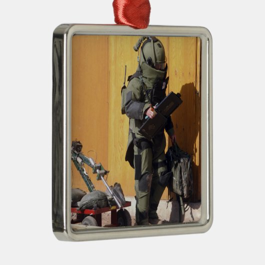 Ein Techniker Ornament Aus Metall (Rechts)