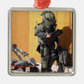 Ein Techniker Ornament Aus Metall (Vorne)