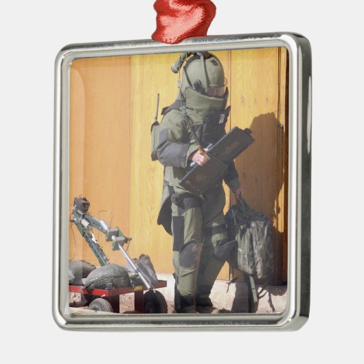 Ein Techniker Ornament Aus Metall (Links)