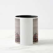 Ein Teddybär mit Helm und Schild. Tasse (Zentrum)