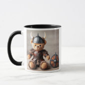 Ein Teddybär mit Helm und Schild. Tasse (Links)