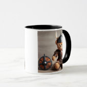 Ein Teddybär mit Helm und Schild. Tasse (VorderseiteRechts)