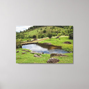 Ein Teich mit einer kleinen Holzbank Leinwanddruck