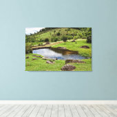 Ein Teich mit einer kleinen Holzbank Leinwanddruck (Insitu (Holzboden))