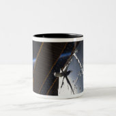 Ein Teil der Internationalen Raumstation Zweifarbige Tasse (Mittel)