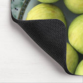 Ein Teller mit frischen Mittelmeerfiguren Mousepad (Ecke)