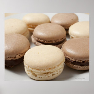 Ein Teller Schokolade und Vanilla Macarons, die Poster