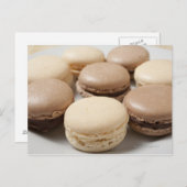 Ein Teller Schokolade und Vanilla Macarons, die Postkarte (Vorne/Hinten)