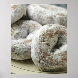 Ein Teller Zucker-Donuts Poster