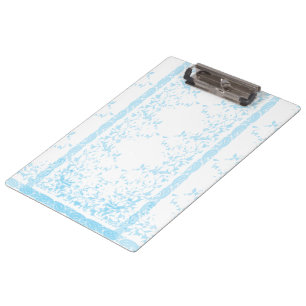 Ein Teppich mit einem blau-weißen Motiv der kreati Klemmbrett
