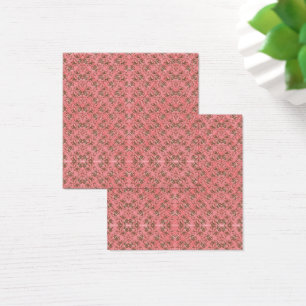 Ein Teppich mit roten und rosa Motiven ist mit ein
