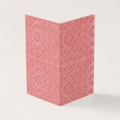 Ein Teppich mit roten und rosa Motiven ist mit ein (Vorderseite)