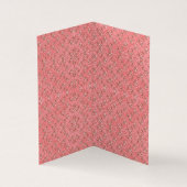 Ein Teppich mit roten und rosa Motiven ist mit ein (Innenseite)