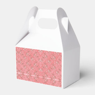 Ein Teppich mit roten und rosa Motiven ist mit ein Geschenkschachtel