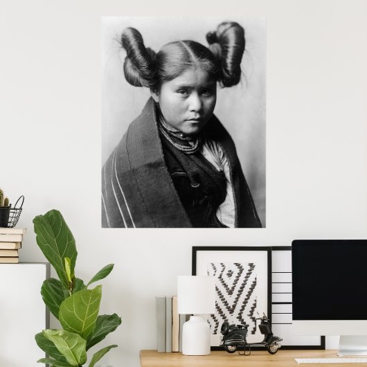 Ein Tewa-Indianermädchen mit extravaganter Frisur Poster (Heimbüro)