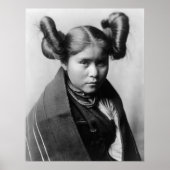 Ein Tewa-Indianermädchen mit extravaganter Frisur Poster (Vorne)