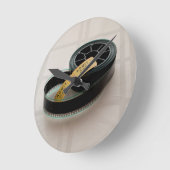 Ein Ticket und eine Filmrolle zulassen Runde Wanduhr (Winkel)