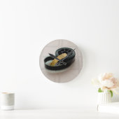 Ein Ticket und eine Filmrolle zulassen Runde Wanduhr (Zuhause)