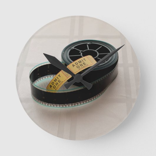 Ein Ticket und eine Filmrolle zulassen Runde Wanduhr (Vorderseite)