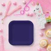 Ein tief violetter Hintergrund mit subtiler Pappteller (Party)
