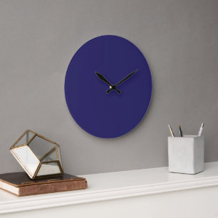 Ein tiefblauer Hintergrund, der durch eine weiße G Große Wanduhr