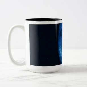 Ein tiefblauer Planet Zweifarbige Tasse