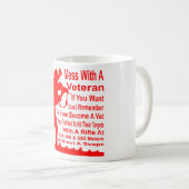 Ein Tierarzt, den sie mit einem Gewehr am Ziel tre Kaffeetasse (VorderseiteRechts)