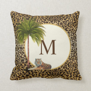 Ein Tiger auf einem leoparden Muster-Hintergrund M Kissen