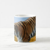 Ein Tiger, der ins Wasser geht Kaffeetasse (Mittel)