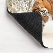 Ein Tiger und eine Trübe im schneebedeckten Mousep Mousepad (Ecke)