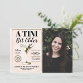 Ein Tini-bisschen älter moderner Cocktail Geburtst Einladung (Stehend Vorderseite)