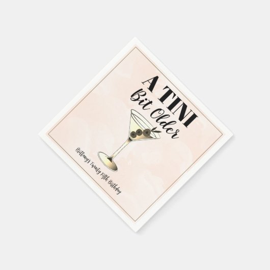Ein Tini-bisschen älter moderner Cocktail Geburtst Serviette (Ecke)