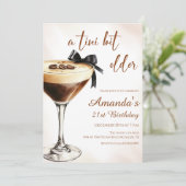 Ein Tini-Bisschen Älterer Espresso-Martini-Geburts Einladung (Stehend Vorderseite)